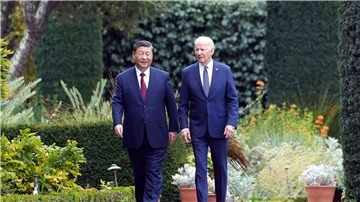 US-Präsident Joe Biden (r), und Chinas Staatschef Xi Jingping kamen zu Gesprächen in San Francisco zusammen.