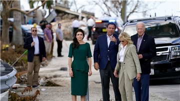 US-Präsident Joe Biden (r) und seine Frau Jill Biden (2.v.r) begutachten mit Floridas Gouverneur Ron DeSantis und dessen Frau Casey DeSantis die von Hurrikan „Ian“ veursachten Schäden in Fort Myers Beach.
