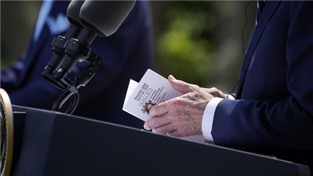 Biden erntet Kritik für Spickzettel bei Pressekonferenz US-Präsident Joe Biden schaut während der Pressekonferenz im Rosengarten des Weißen Hauses auf seine Notizen.