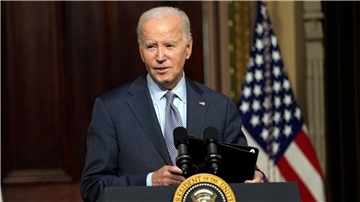 US-Präsident Joe Biden spricht mit führenden Vertreterinnen und Vertretern der jüdischen Gemeinden in den USA im Indian Treaty Room im Weißen Haus.