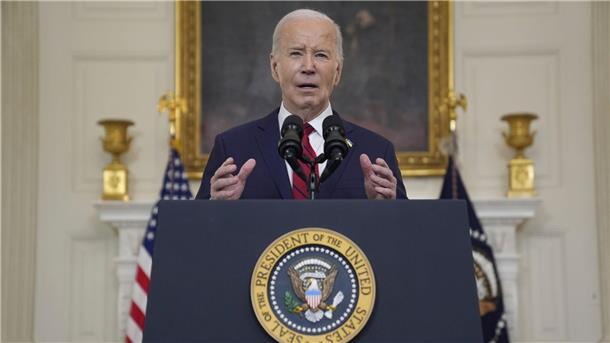 US-Präsident Joe Biden spricht vor der Unterzeichnung eines Hilfspakets für die Ukraine, das auch die Unterstützung Israels, Taiwans und anderer Verbündeter umfasst, im State Dining Room des Weißen Hauses.