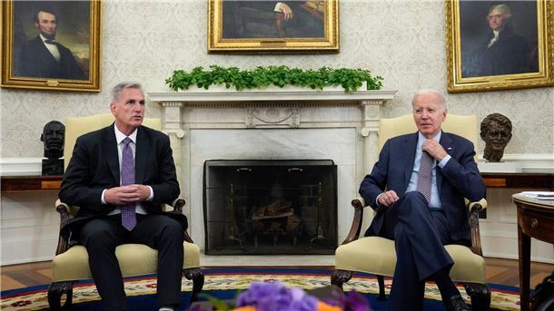 Die Uhr tickt: Keine Einigung im US-Schuldenstreit US-Präsident Joe Biden trifft sich mit Kevin McCarthy, Sprecher des Repräsentantenhauses, um über die Schuldenobergrenze zu sprechen.