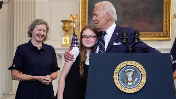 US-Präsident Joe Biden und Angehörige der freigelassenen US-Bürger zeigen sich erleichtert nach dem Gefangenenaustausch. 