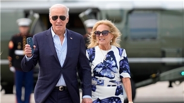 US-Präsident Joe Biden und First Lady Jill Biden kommen mit der Marine One am East Hampton Airport an.