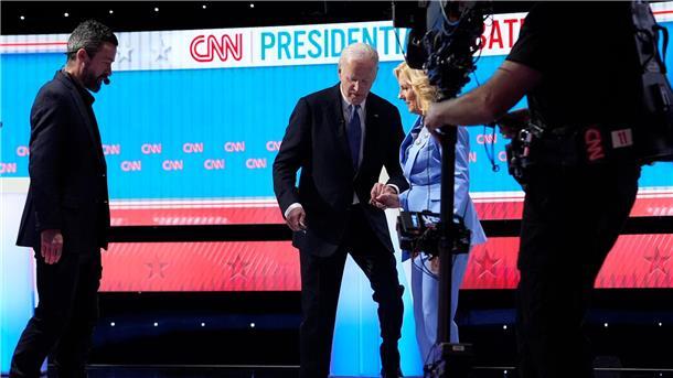 Nach TV-Duell: Bei US-Demokraten geht die Angst um US-Präsident Joe Biden und First Lady Jill Biden verlassen die Bühne.