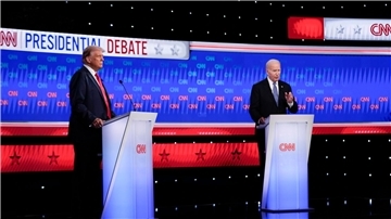 US-Präsident Joe Biden und sein Herausforderer Donald Trump (l) treten bei einem TV-Duell gegeneinander an.