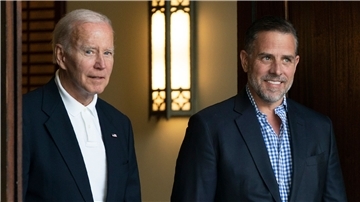 US-Präsident Joe Biden und sein Sohn Hunter bei einem Urlaub im US-Bundesstaat South Carolina.