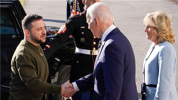 Selenskyj in Washington - Biden sichert Unterstützung zu US-Präsident Joe Biden und seine Frau Jill Biden begrüßen den ukrainischen Präsidenten Wolodymyr Selenskyj (l) vor dem Weißen Haus.