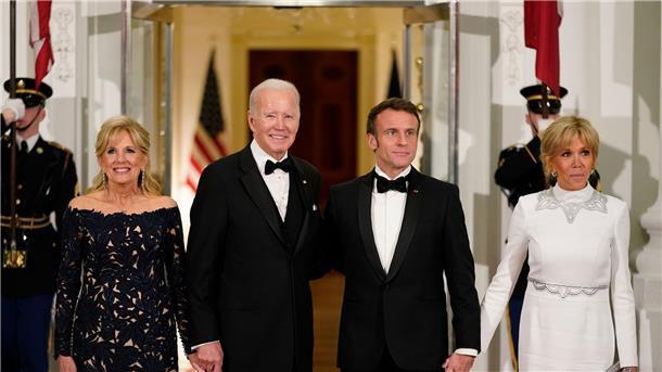 US-Präsident Joe Biden und seine Frau Jill posieren beim Bankett im Weißen Haus mit Frankreichs Präsident Emmanuel Macron und dessen Frau Brigitte für die Kameras.