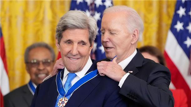 Biden verleiht US-Freiheitsmedaille an prominente Demokraten US-Präsident Joe Biden verleiht die höchste zivile Auszeichnung der Nation an den ehemaligen US-Außenminister John Kerry.