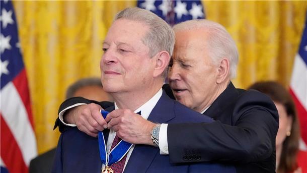 Biden verleiht US-Freiheitsmedaille an prominente Demokraten US-Präsident Joe Biden verleiht die Presidential Medal of Freedom an den ehemaligen US-Vizepräsidenten Al Gore.