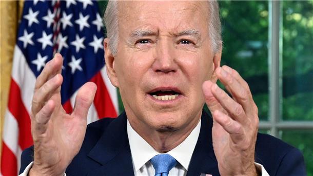 US-Präsident Joe Biden zelebriert die Abwendung eines Zahlungsausfalls der Regierung.