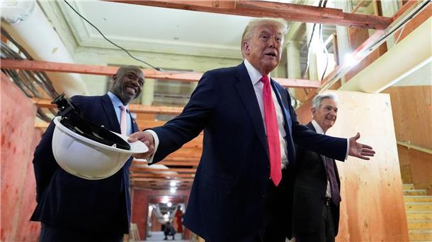 Machtkampf um US-Notenbank: Trumps Angriffe belasten Börsen US-Präsident Trump bei einem Besuch der Fed - seit Monaten attackiert er die US-Notenbank.