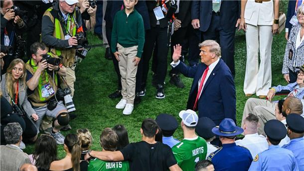 US-Präsident Trump war vor dem Super Bowl in New Orleans kurz auf dem Spielfeld.