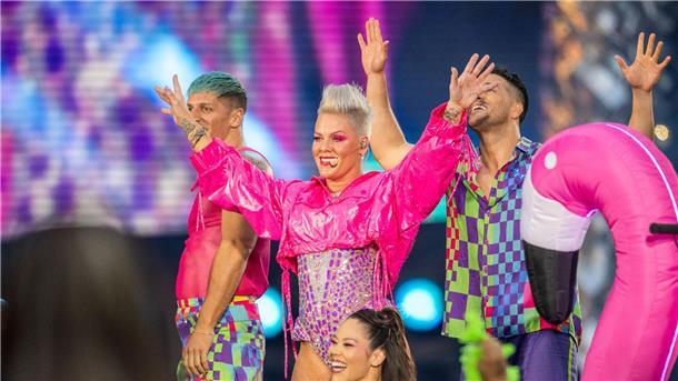 US-Sängerin Pink tritt bei einem Konzert ihrer „Summer Carnival 2023“ Tour im Olympiastadion in Berlin auf.