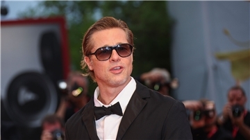 US-Schauspieler Brad Pitt stellt von ihm geschaffene Kunstskulpturen in einem Museum in Finnland aus.
