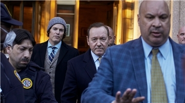 US-Schauspieler Kevin Spacey (M) verlässt das Gerichtsgebäude in New York.