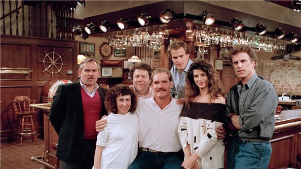 US-Schauspielerin Kirstie Alley (2.v.r) posiert mit der Besetzung von „Cheers“ während der Proben für eine Folge.