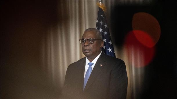 US-Verteidigungsminister Lloyd Austin gibt beim fünften Treffen der Ukraine-Kontaktgruppe auf dem US-Stützpunkt Ramstein ein Schluss-Statement ab.