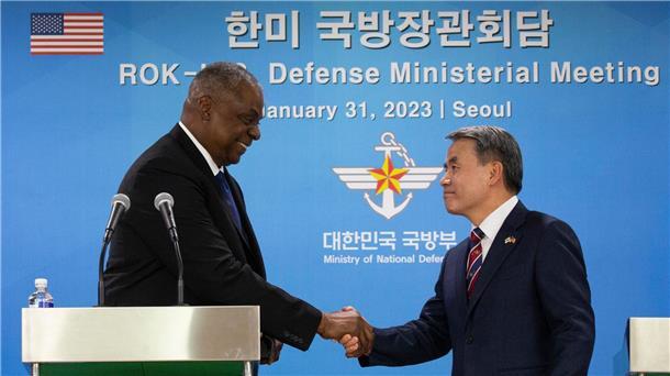 USA und Südkorea wollen Militärmanöver ausbauen US-Verteidigungsminister Lloyd Austin (l) schüttelt seinem südkoreanischen Amtskollegen Lee Jong Sup nach einer gemeinsamen Pressekonferenz die Hand.