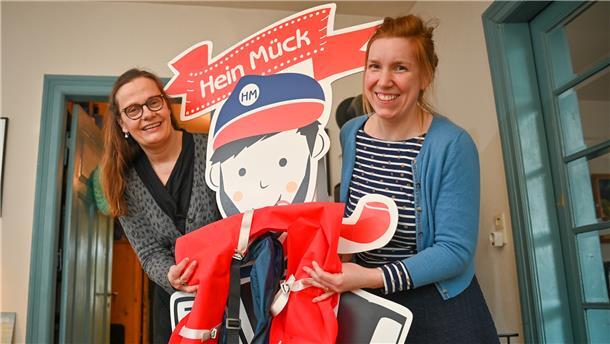 Uta Hierath (links) und Verena Friedel haben Hein Mück verjüngt und ihn auf Tassen, Teller und Souvenirs gepackt.