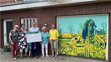Ute Extra, Martina Geberzahn, Ursel Löffler und Christiane Ahlers (von links) freuen sich über den Besuch von Sebastian Haarbauer.