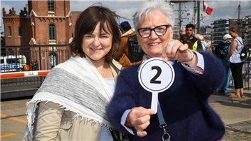 Ute Kraft aus Bremen (li.) und Ulrike Vosteen-Hedemann aus Ganderkesee loben die „Wahnsinns-Logistik“, die die Sail erst ermöglichte.