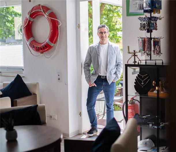 Seemannspastor Uwe Baumhauer arbeitet seit 2022 für die Seemannsmission am Standort Bremerhaven., hier im Seemannsheim. 