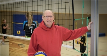 Ein Mann hält einen Volleyball