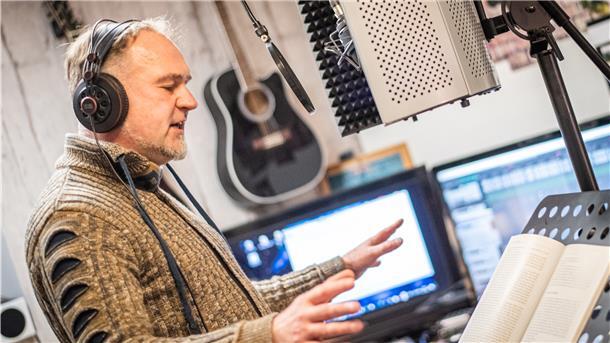 Uwe Evering produziert in seinem heimischen Studio in Dorum ein Hörspiel über die „Sagen der Heimat aus dem Elbe-Weser-Dreieck“.