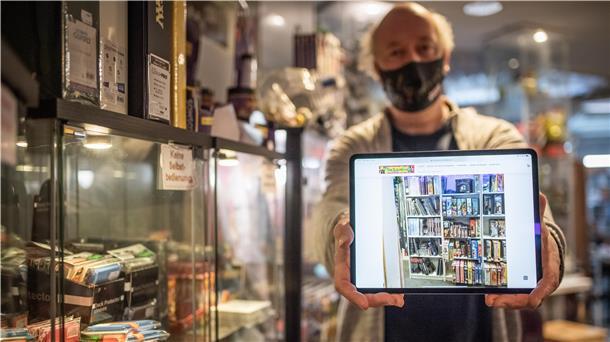 Uwe Lührs hat seine Spielspass-Regale fotografiert und ins Netz gestellt, um den Kunden die Bestellung zu erleichtern. Seine Kompetenz in Sachen Spielen stellt er mit Live-Partien zum Zugucken bei Instagram unter Beweis.