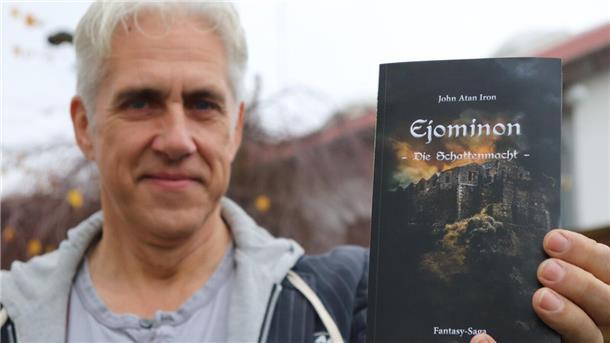 Uwe Mischer aus Rhade schreibt unter dem Pseudonym John Atan Iron Fantasy-Bücher. „Ejominon - Die Schattenmacht“ ist der vierte Band seiner Buchreihe. Buch fünf ist für das kommende Jahr geplant.