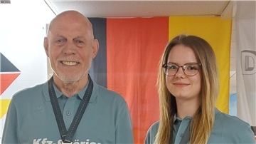 Zwei Kegler mit Medaille und Urkunde.