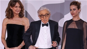 Valerie Lemercier (l-r), Woody Allen und Lou de Laage bei der Premiere von „Coup de Chance“ in Venedig.