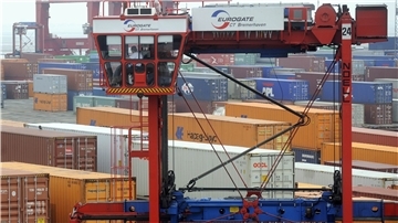 Van Carrier schleppen im Hafen die Container. Auch sie könnten mit Wasserstoff angetrieben werden. Bremerhavens SPD-Vorsitzender Martin Günthner denkt an solche Testprojekte, wenn er mehr Tempo und mehr konkrete Anwendungen bei der Wasserstoff-Strategie einfordert.