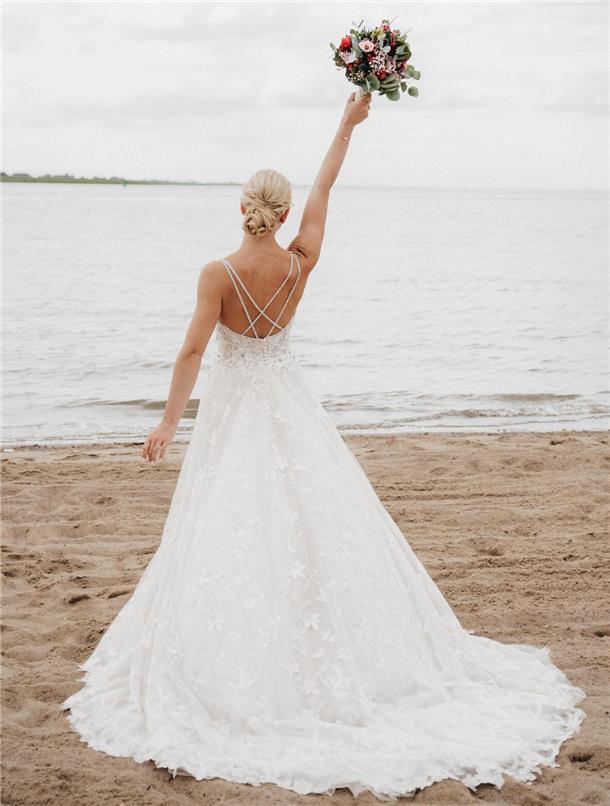 Hochzeitsmesse Bremerhaven: Was in diesem Jahr anders ist Vanessa Beer präsentiert ihr Hochzeitskleid am Weser-Strandbad.