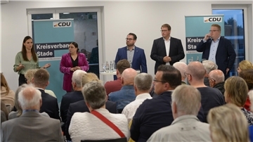Vanessa-Kim Zobel spricht vor 80 Zuhörern im Havenhostel in Stade. Sabrina Klapper, der Stader CDU-Chef und Moderator Arne Kramer, Alexander Krause und Nico Burfeind (von links) hören zu.