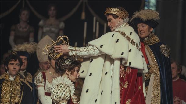 Vanessa Kirby (links) als Kaiserin Josephine und Joaquin Phoenix als Napoleon in einer Szene des Films „Napoleon“.