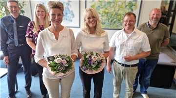Vanessa Müller (l.) und Kerstin Kleemann begingen ihr 25. und 40. Dienstjubiläum. Mit ihnen freuen sich hinten stehend Matthias Wenholt (Erster Kreisrat), Maren Würger (Kreisrätin), Erwin Schröttke (Fachdienstleiter) und Sven Gerstner (Personalratsmitglied).