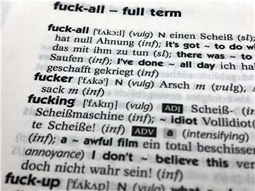 Varianten von „fuck“ stehen im Langenscheidt. Jüngere Menschen in Deutschland schimpfen sexualisierter als ältere Generationen.