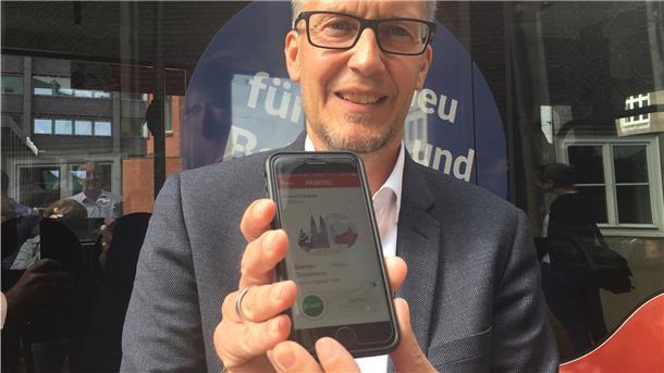 VBN-Chef Rainer Counen präsentiert die neue Smartphone-App.