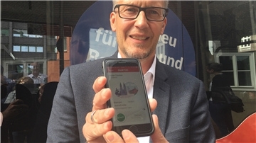 VBN-Chef Rainer Counen präsentiert die neue Smartphone-App.