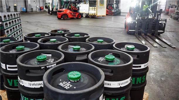 Veltins hebt auch bei Fassbier die Preise zum Herbst hin an. (Archivbild)