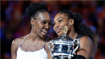 Venus (l) und Serena Williams (r) haben ihren Weg in der Tenniswelt bis ganz oben gemacht.