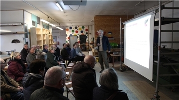 Veranstaltung von der Agentur Energiekonsens im Förderwerk Bremerhaven. Die Anwohner folgen den Ausführungen von Ralf Manke von Baubecon.
