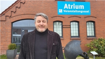 Ein Mann steht vor einem Haus. Veranstaltungsleiter Werner Specht hat die Butjadinger Tourismusgesellschaft wieder verlassen. 