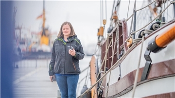 Veranstaltungsmanagerin Katharina Zickler koordiniert die Schiffsbesuche für die maritimen Großveranstaltungen. Dazu gehört auch, den Kontakt zu den Crews zu halten.