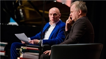 Analyse statt Klatsch - Biografie über Herbert Grönemeyer Verbindet eine lange Freundschaft und Zusammenarbeit: Schon 2015 saßen  Michael Lentz und Herbert Grönemeyer zusammen auf der Bühne und sprachen über die Texte des Musikers, damals bei der Lit.Cologne.