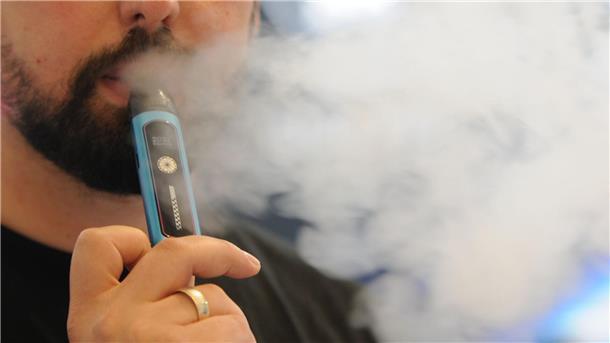 E-Zigaretten werden immer beliebter Verbrannt wird nichts in der E-Zigarette, da eine Flüssigkeit erhitzt wird und verdampft, wie an den dichten Dampfwolken der Konsumenten zu sehen ist.