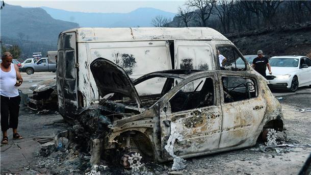 Algerien, Griechenland, Italien: Extremwetter am Mittelmeer Verbrannte Autos in Bouira.